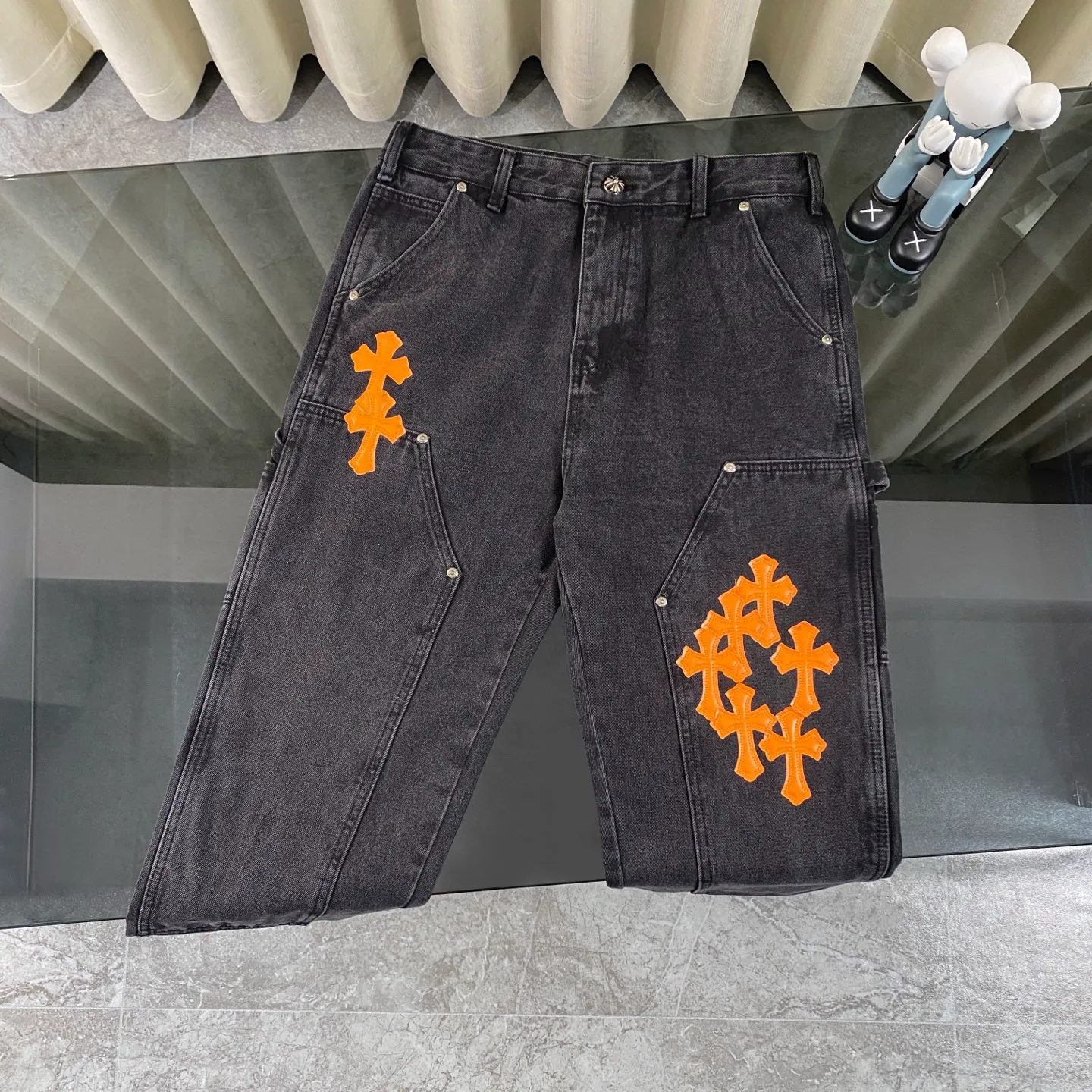 P270 CH Chromehearts limited edition orange cross patch leather black work jeans denim logging pants, counter price 34W level, patch cross pattern embellishment, washed jeans! ! An absolutely high-end luxury product, a 1.9W-level god-level single product, a super popular product, made by top heavy industry, a magic weapon that cannot be missed! [About Zangyin] This is an extremely luxurious fashion brand that can also be called the aristocracy of the high street. It has always been an exclusive brand for some hipsters or rich second generations. Compared with ordinary high streets, it is more luxurious and noble. Compared with luxury brands, it is more fashionable and individual. It has always been a brand that I have a special liking for. [Top heavy industry fashion design] Consistently high-street luxury style. Speaking of this style, the Zangyin family and GU family are definitely the leading representative brands. Especially the Zangyin family has really achieved a state-of-the-art effect in creating high-street style. The unique washed material is used to create this style. The color system is already quite eye-catching. After it is decorated with patchwork cross flowers, it cleverly highlights the charm of the brand. Secondly, this style uses classic The high-waist cutting design highlights the long legs and fashionable temperament of the upper body. The brand is highly recognizable and the slim fit configuration is more suitable for daily wear. It is a product that interprets personality, fashion, and specifications at a glance. This single product is enough to make any fan excited. It can be a white T-shirt for a youthful college style, or a tight suspender for a royal style. It has strong matching ability and can be easily controlled by men.  [Materials and craftsmanship] Needless to say, this point goes without saying. As an excellent craftsman brand, Zangyin’s requirements for details and craftsmanship are really perfect. The washed color of this model has gone through so many processes, not to mention the embellishment of denim appliques. It is also purely hand-made and sewn. Just like what they believe in, only hand-made things have soul and have the meaning of wear. A top-notch heavy-duty fashionable denim item, I look forward to your perfect interpretation! !  Color: black gray Size: 28-34